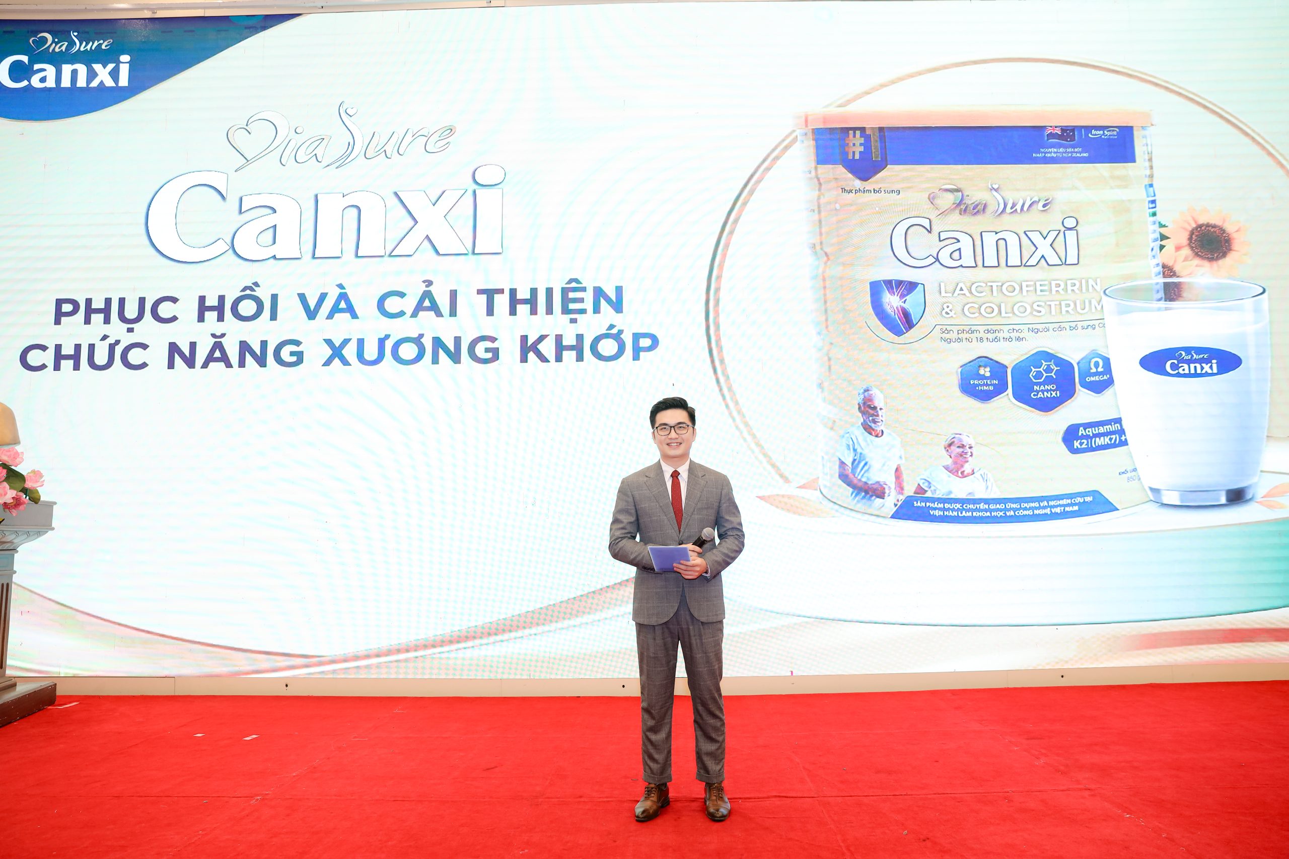 MC Tuấn Hiệp trong buổi Hội thảo Khoa học về thành phần Nano Canxi